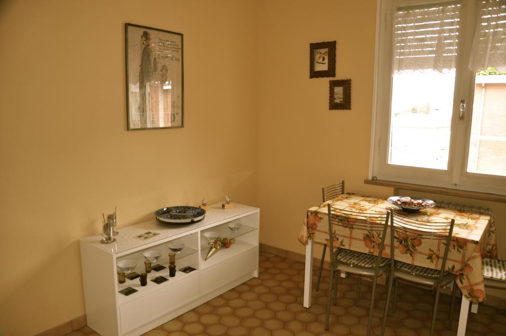 Apartment Montebello بارما الغرفة الصورة